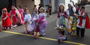 Un concours de trottinettes fleuries à l'école primaire